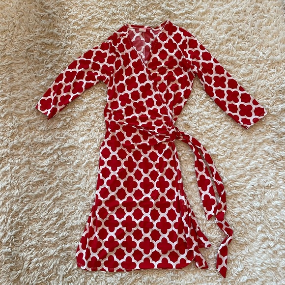 Red and white quatrefoil wrap dress Women’s size medium - Picture 3 of 4